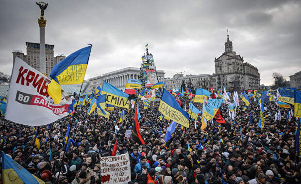 Сторонники евроинтеграции Украины во время митинга на площади Независимости в Киеве