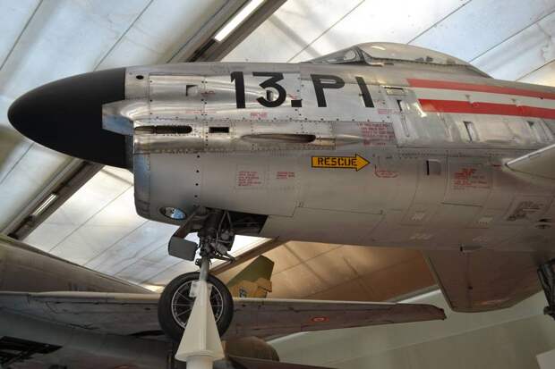 Еще один крупный план. Я бы не сказал, что качество изготовления самолета F-86K лучше, чем МиГ-15 или МиГ-17, и даже УТИ МиГ-15 выпуска Харьковского авиазавода, который видел и «щупал руками». Те же проблемы – подгонка панелей и особенно люков (равномерность щелей), их западание, закрытие створок шасси, равномерность заклепочных швов, утяжины при клепке, перемычки от заклепки до края панели…