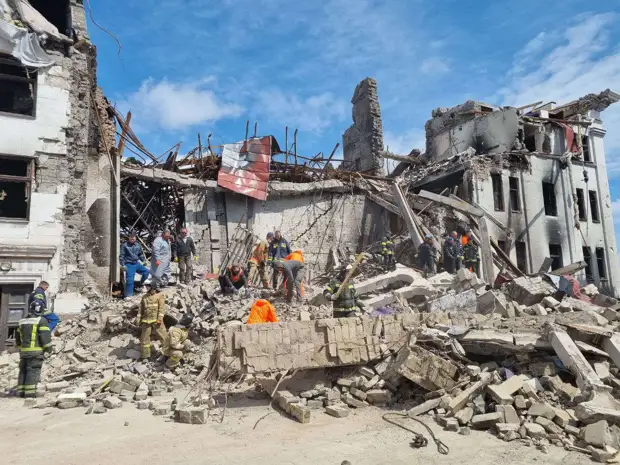 Российские спасатели приступили к разбору завалов драмтеатра в Мариуполе