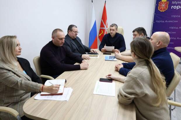 В Алексине усиленно расчищают дороги и тротуары от снега и наледи