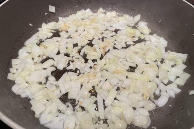 Щи с копчеными ребрышками и лисичками: фото шаг 4