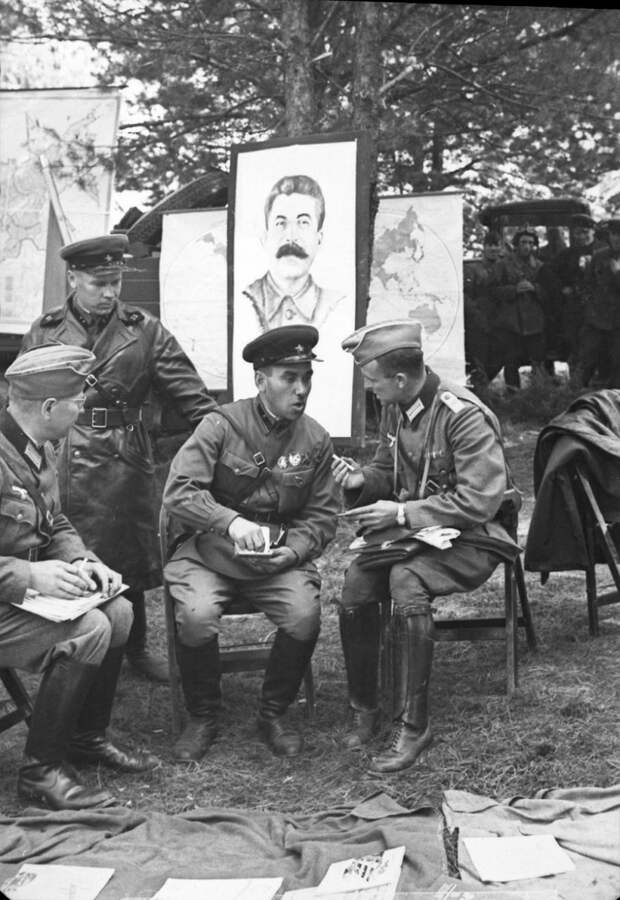 Командир 29-й легкотанковой бригады С.М. Кривошеин, его заместитель С.П. Мальцев и немецкие офицеры.jpg