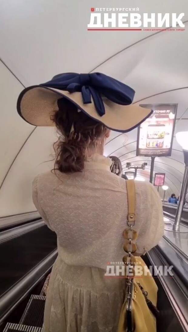 Видео: в петербургском метро увидели даму из времен Блока