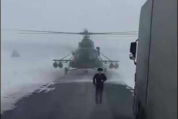 Заблудились мужики: В Казахстане пилот посадил Ми-8МТ на автотрассу, чтобы уточнить дорогу