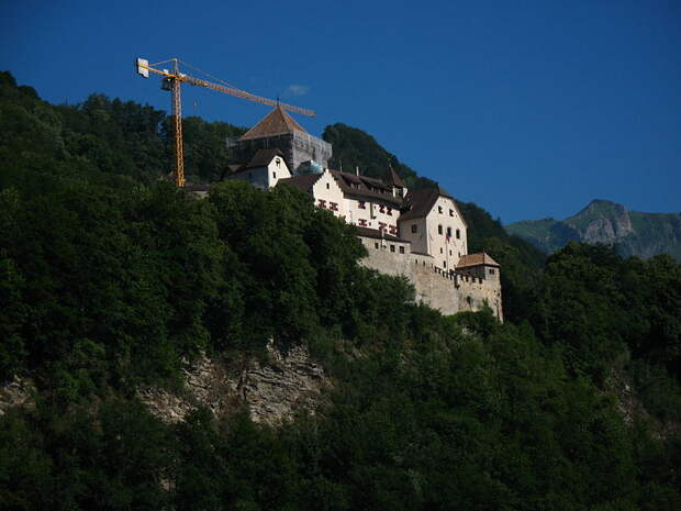 File:3155 - Vaduz - Schloss Vaduz.JPG