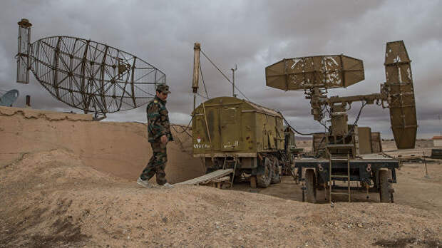 Военнослужащий сирийской армии осматривает локационные станции на базе Военно-воздушных сил Сирии в провинции Хомс
