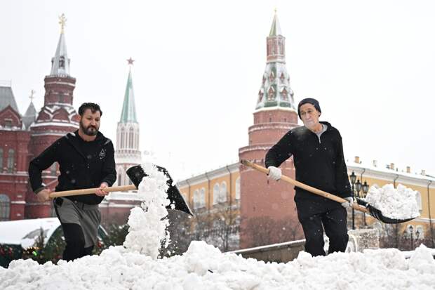 Россиянам назвали способы избежать травм при уборке снега