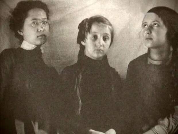 Три сестры Суок. Слева направо: Лида, Серафима и Ольга