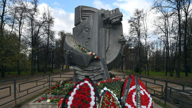 Монумент погибшим у "Лужников". Фото Владимир БЕЗЗУБОВ, photo.khl.ru