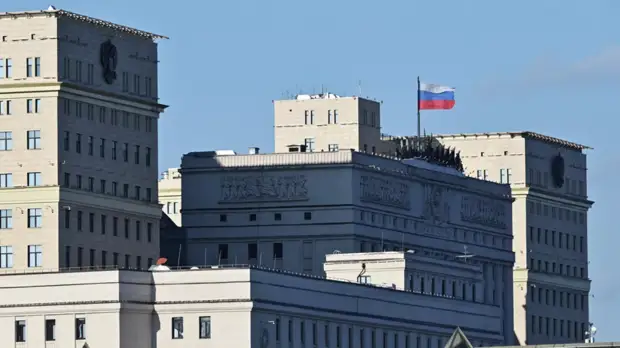 Минобороны показало кадры боевой работы экипажей танков и расчётов артиллерийских орудий