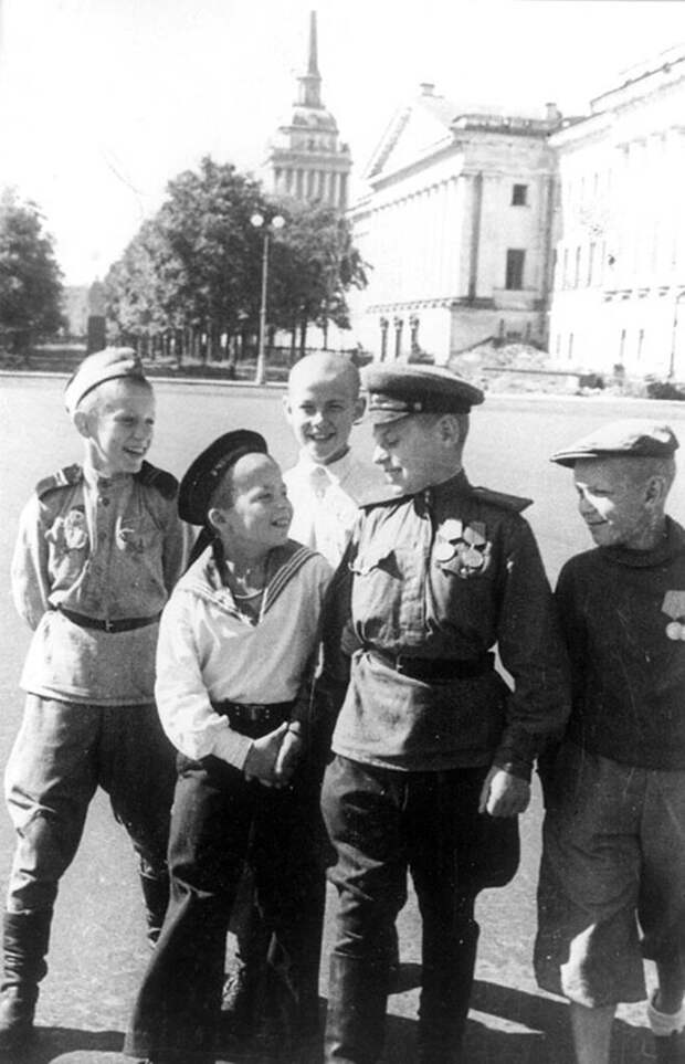Юные защитники Ленинграда на Дворцовой площади. 1945 г. Ленинград.