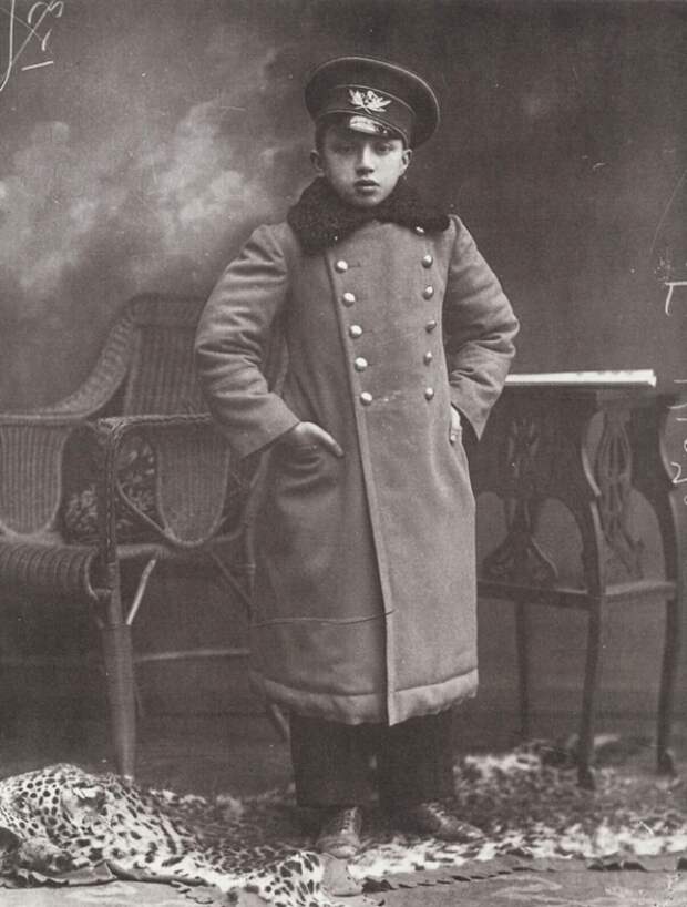 На фото: гимназист в форме, Санкт-Петербург, около 1904 г.