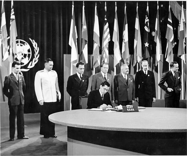 Советский посол в США Андрей Громыко — будущий министр иностранных дел СССР (1957-1985 гг.) подписывает Устав ООН, 26 июня 1945 года