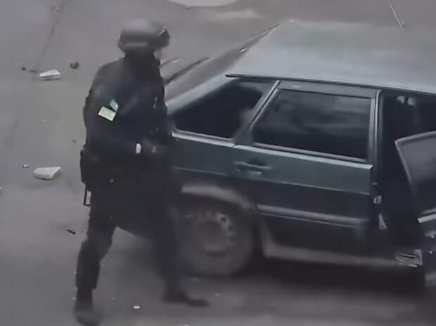 В пригороде Алма-Аты, вдоль трассы на Бишкек, идет бой