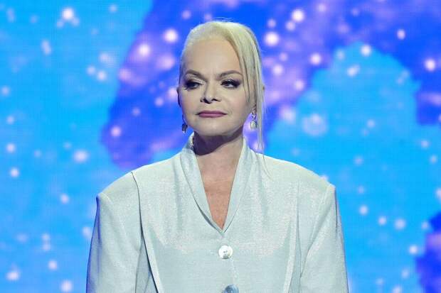 «Ей трудно. На нее напали, как стая ворон»: Лариса Долина переживает «огромный стресс»