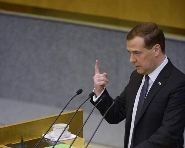 Медведев выступил с бодрым докладом в Госдуме
