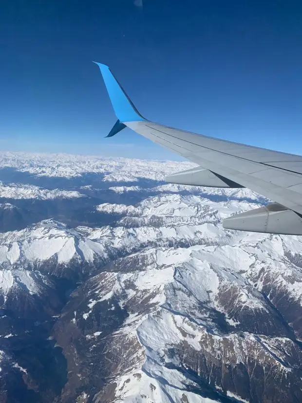 Самолет нижний новгород ташкент прямой рейс. Armenia Boeing 737. Горы из самолета. Самолет в горах. Вид с самолета.