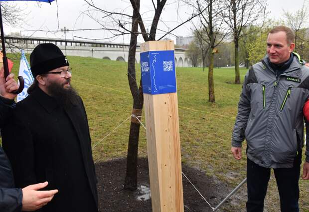 В церемонии установки первого — символического — путевого указателя «Дорога в Лавру» приняли участие архиепископ Егорьевский Матфей и префект СВАО Алексей Беляев / Фото: Денис Афанасьев