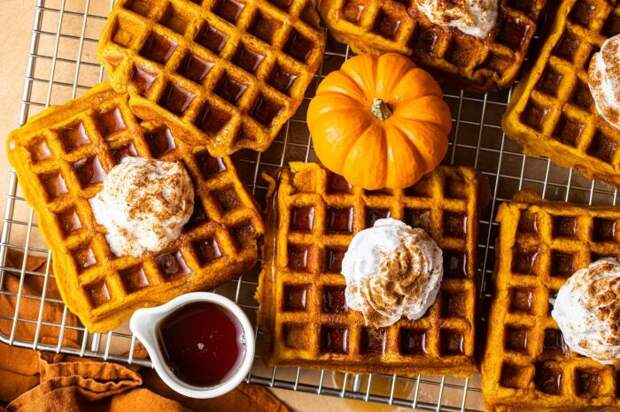 Тыквенные вафли. \ Фото: butterbeready.com. Тыквенные вафли. \ Фото: butterbeready.com.