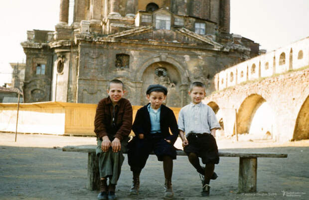 Дети позируют на камеру Мартина у Новоспасского монастыря. Автор: Martin Manhoff.