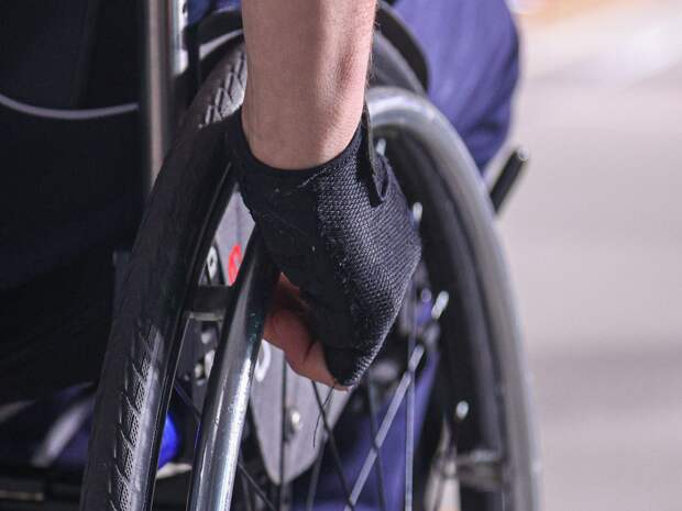 Тюменскому инвалиду-подростку сложно добираться до остановки на трассе