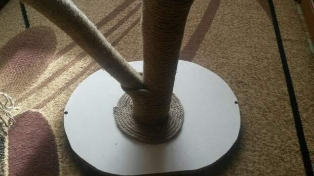 17. Нижнее крепление уголков, прячем под арканом. Фиксирую клеем и сапожными гвоздями. 17. Нижнее крепление уголков, прячем под арканом. Фиксирую клеем и сапожными гвоздями. животные, коты, своими руками, сделай сам