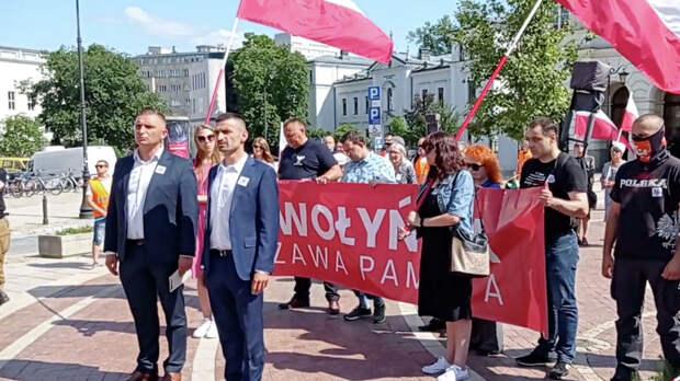 Поляки вспоминают жертв бандеровских карателей на Волыни   