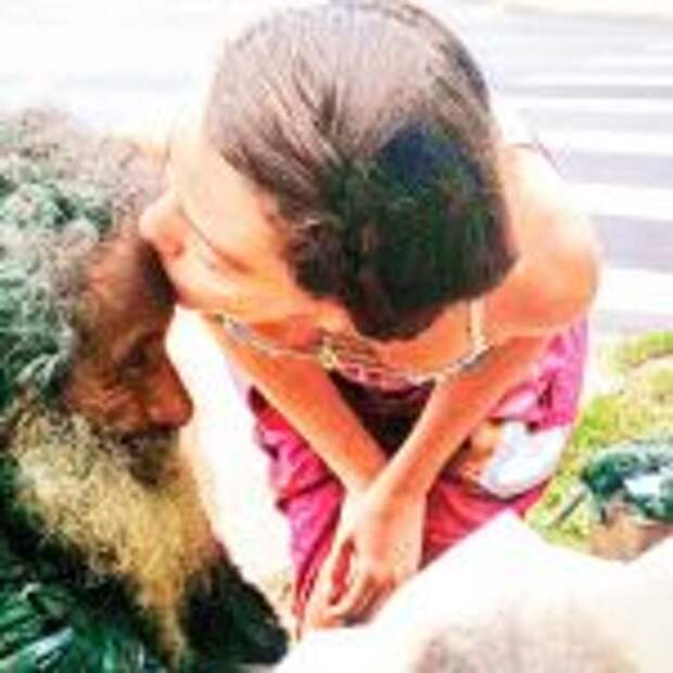 Каждый день девушка проходила мимо бездомного. Вдруг он протянул ей клочок бумаги, и она узнала, кто он на самом деле!