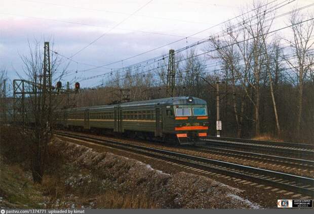 Фото дня: электричка у станции «Маленковская» в конце 90-х