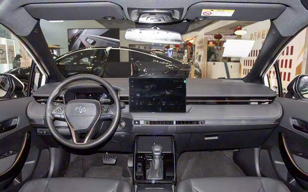 Новейшая Королла в консервативном дизайне уже появилась у дилеров