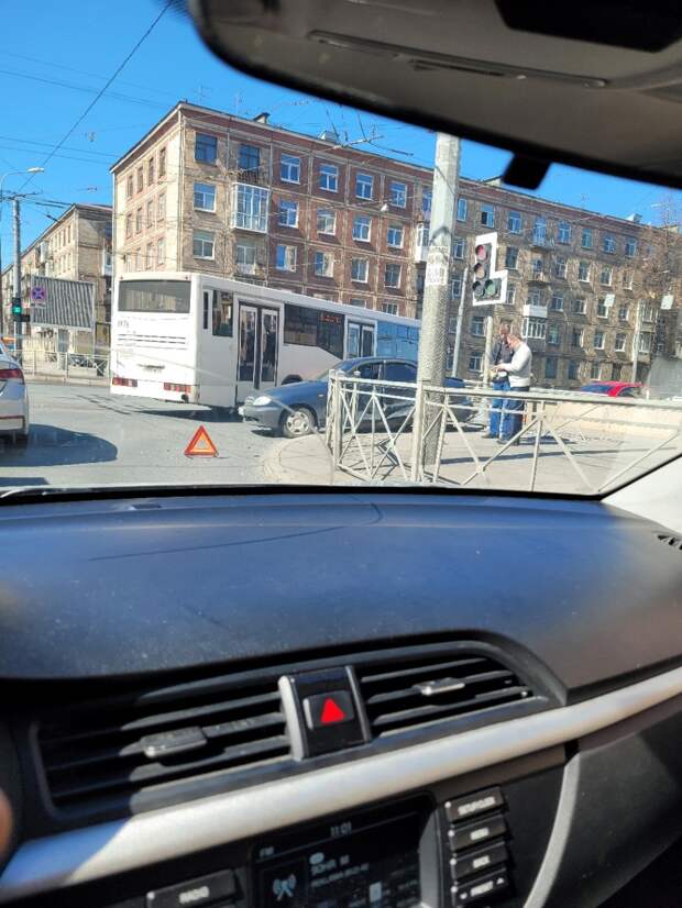 Такси без «лица» встало посреди дороги после встречи с Chevrolet на перекрестке Ивановской и Седова