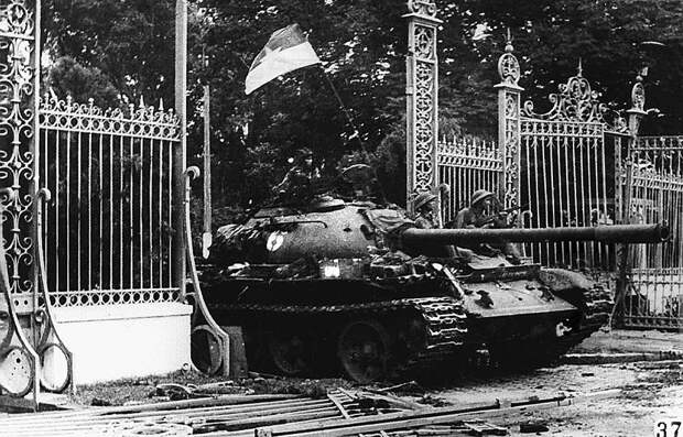 Северо-вьетнамский танк, проезжает через главные ворота президентского дворца. 30 апреля 1975