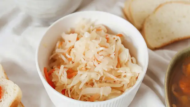 Диетолог Соломатина посоветовала есть сельдь и квашеную капусту для поднятия иммунитета