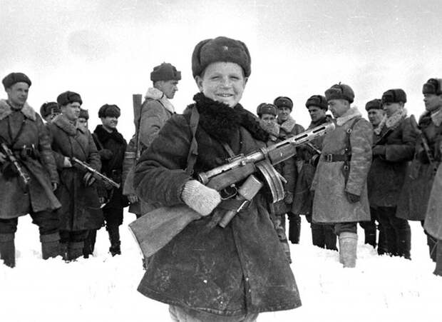 15-летний разведчик Вова Егоров с бойцами своего подразделения. Апрель 1942 г. Действующая армия
