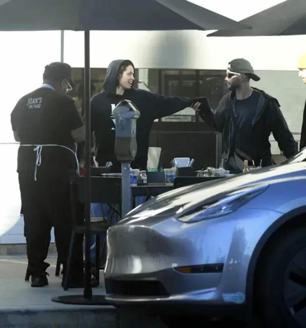 19-летнюю дочь Анджелины Джоли застали за флиртом с незнакомцем: фото