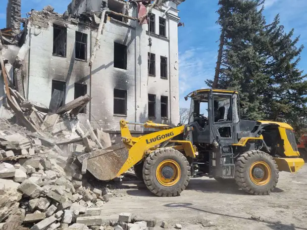 Российские спасатели приступили к разбору завалов драмтеатра в Мариуполе