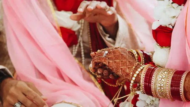 В Индии невеста пообещала жениху сюрприз и ударила его ножом в горло