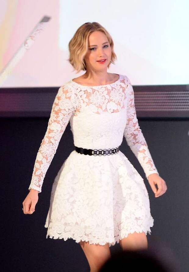 Jennifer Lawrence wavy square hair with sublime dress Oscar de la Renta Spring  2018 2019