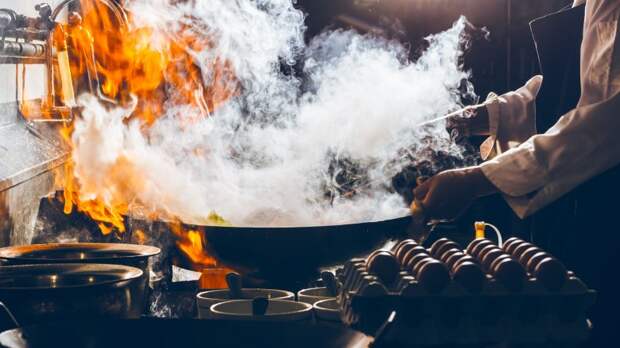 Блендеры, сковородки, ножи и щипцы: шеф-повара мира рассказали о своих любимых предметах на кухне, которые они забирают с собой на новое место работы