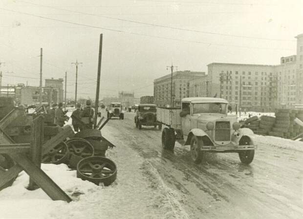 1941. Москва фронтовая. На Можайском шоссе у Кутузовской избы