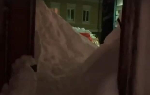 Весёлый снегоуборщик пошутил, превратив подъезд в российском городе, в подобие берлоги