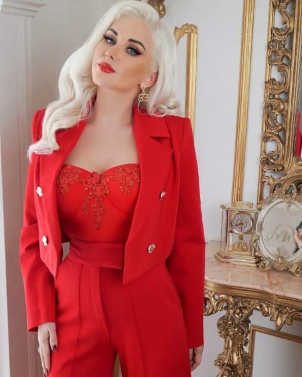 Екатерина Бужинская в красном костюме