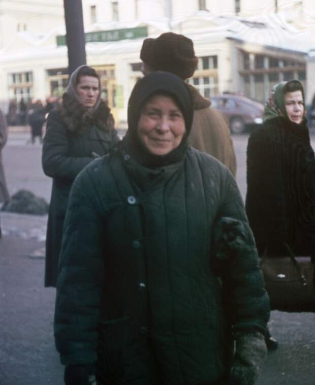 Женщина, стоящая напротив дома № 14 по улеце Петровка в Москве.