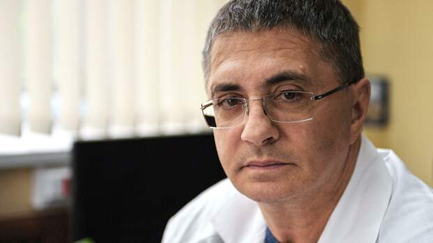 Мясников назвал признак рака, который можно заметить во время еды 