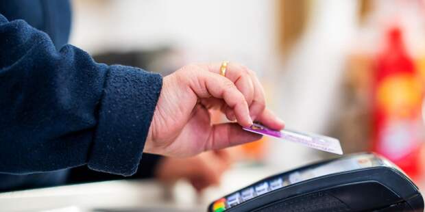 Эксперт объяснил, чем опасна оплата покупок на рынке переводом на частную карту