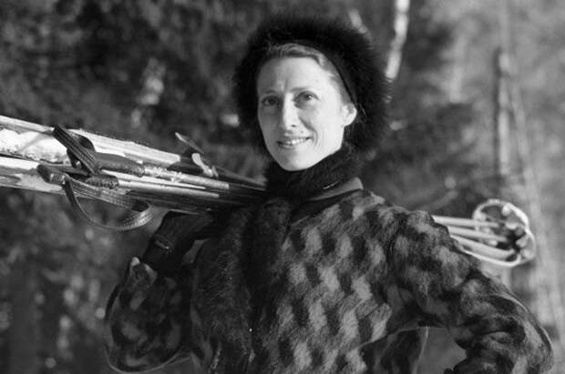 Майя Плисецкая на лыжной прогулке. 1962 год. Майя Плисецкая на лыжной прогулке. 1962 год.