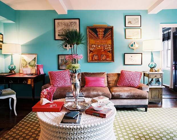 Яркие стены и подушки, которые украсят интерьер в стиле бохо.