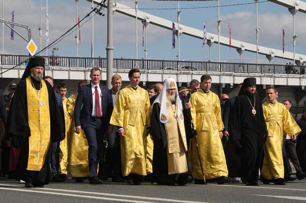 Патриарх Московский и всея Руси Кирилл (в центре) во время крестного хода в день празднования Собора Московских святых