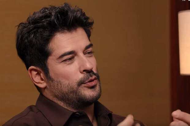 Актер Бурак Озчивит признался, что уже 20 лет стрижет себя сам