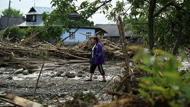Женщина в пострадавшем от наводнения поселке Ланчин в Ивано-Франковской области 
